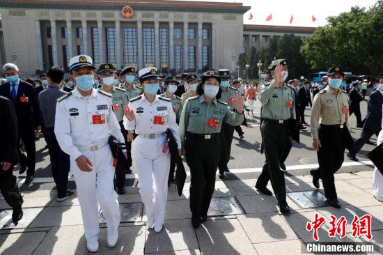 解放军代表整齐划一离开人民大会堂