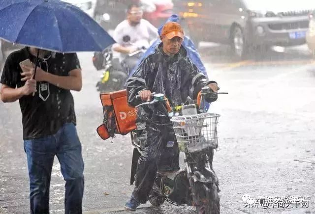 雨中的温暖接力，外卖小哥与路人的井盖挪动故事